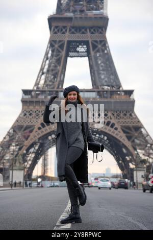 Eiffelturm Blick auf die Pariser Frau in Beret und grauem Mantel am Highway Stockfoto