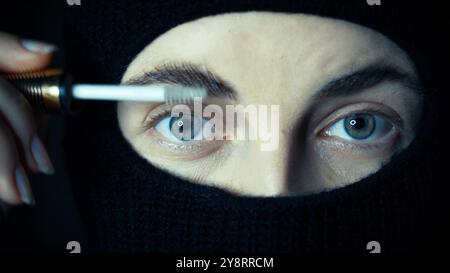 Muslimisches Make-up Schritt für Schritt Tutorial. Ein Mädchen mit schönen Augen im Hijab schminkt sich. Nahporträt einer charmanten muslimischen Frau in Schminke Stockfoto