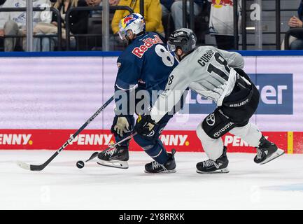 München, Deutschland. Oktober 2024. Kampf um den Puck/Zweikampf zwischen Tobias Rieder (EHC Red Bull Muenchen, #8) und Josh Currie (Koelner Haie, #18). GER, EHC Red Bull Muenchen gegen Koelner Haie, Eishockey, DEL, 7. Spieltag, Saison 2024/2025, 06.10.2024. Foto: Eibner-Pressefoto/Franz feiner Credit: dpa/Alamy Live News Stockfoto