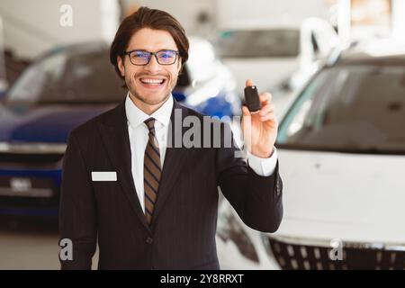 Agent Zeigt Den Autoschlüssel Im Mietwagenbüro An Stockfoto