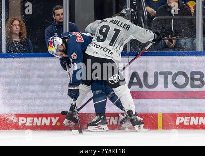 München, Deutschland. Oktober 2024. Kampf um den Puck/Zweikampf zwischen Tobias Rieder (EHC Red Bull Muenchen, #8) und Moritz Müller (Koelner Haie, #91). GER, EHC Red Bull Muenchen gegen Koelner Haie, Eishockey, DEL, 7. Spieltag, Saison 2024/2025, 06.10.2024. Foto: Eibner-Pressefoto/Franz feiner Credit: dpa/Alamy Live News Stockfoto