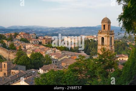 Perugoia, Italien. Blick von der Via delle Prome und Fortezza di Porta Sole auf die Kirche Santa Maria Nuova und ihren Glockenturm. Altstadt von Perugia. Stockfoto