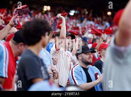 Philadelphia, Usa. Oktober 2024. Philadelphia Phillies Fans jubeln vor dem zweiten Spiel der MLB NLDS gegen die New York Mets im Citizens Bank Park in Philadelphia, Pennsylvania am Sonntag, den 6. Oktober 2024. Foto: Laurence Kesterson/UPI. Quelle: UPI/Alamy Live News Stockfoto