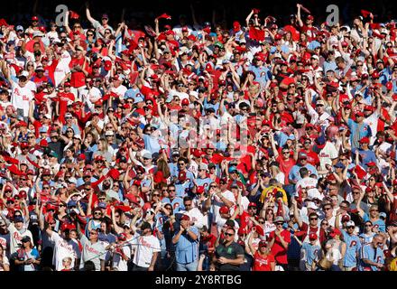 Philadelphia, Usa. Oktober 2024. Philadelphia Phillies Fans jubeln vor dem zweiten Spiel der MLB NLDS gegen die New York Mets im Citizens Bank Park in Philadelphia, Pennsylvania am Sonntag, den 6. Oktober 2024. Foto: Laurence Kesterson/UPI. Quelle: UPI/Alamy Live News Stockfoto