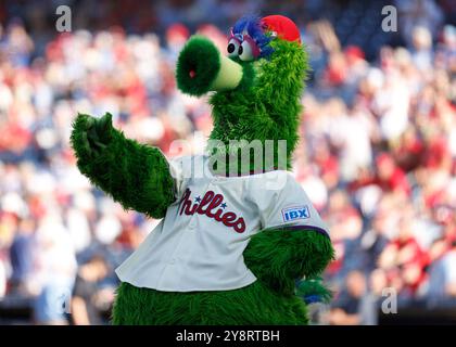 Philadelphia, Usa. Oktober 2024. Das Philadelphia Phillies Maskottchen The Phillies Phanatic erwärmt die Menge vor dem zweiten Spiel der MLB NLDS gegen die New York Mets im Citizens Bank Park in Philadelphia, Pennsylvania am Sonntag, den 6. Oktober 2024. Foto: Laurence Kesterson/UPI. Quelle: UPI/Alamy Live News Stockfoto