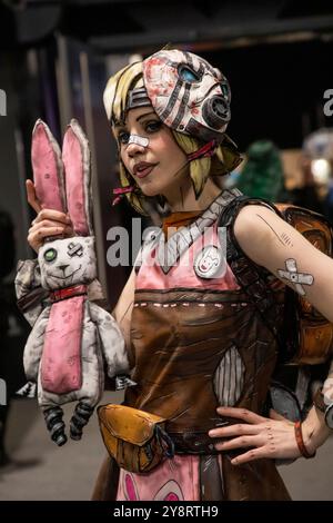 Moskau, Russland. Oktober 2024. Ein Cosplayer, der wie die Figur Tiny Tina (Borderlands) verkleidet ist, besucht das Epic Con Festival für Popkultur, Comics, Kino, Videospiele und Cosplayat auf der Main Stage in Moskau Stockfoto