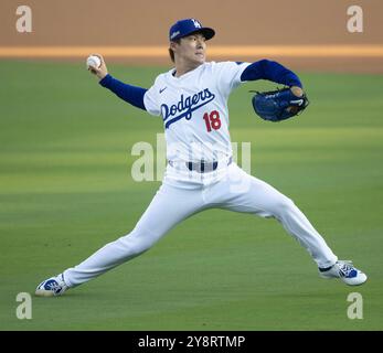 Los Angeles, Kalifornien, USA. Oktober 2024. LOS ANGELES, CA - 05. OKTOBER: Los Angeles Dodgers Pitcher Yoshinobu Yamamoto (18) macht sich bereit für das Spiel der National League Division Series zwischen den San Diego Padres und den Los Angeles DODGERS am 5. Oktober 2024 im Dodger Stadium in Los Angeles, CA. LOS ANGELES DODGERS gewann das Spiel 7 -5.Armando Arorizo (Credit Image: © Armando Arorizo/Prensa Internacional via ZUMA Press Wire) NUR REDAKTIONELLE VERWENDUNG! Nicht für kommerzielle ZWECKE! Stockfoto