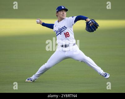 Los Angeles, Kalifornien, USA. Oktober 2024. LOS ANGELES, CA - 05. OKTOBER: Los Angeles Dodgers Pitcher Yoshinobu Yamamoto (18) macht sich bereit für das Spiel der National League Division Series zwischen den San Diego Padres und den Los Angeles DODGERS am 5. Oktober 2024 im Dodger Stadium in Los Angeles, CA. LOS ANGELES DODGERS gewann das Spiel 7 -5.Armando Arorizo (Credit Image: © Armando Arorizo/Prensa Internacional via ZUMA Press Wire) NUR REDAKTIONELLE VERWENDUNG! Nicht für kommerzielle ZWECKE! Stockfoto