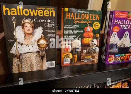 Barnes & Noble Booksellers on Fifth Avenue in New York City bietet eine große Auswahl an Büchern und Zeitschriften, USA 2024 Stockfoto