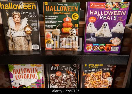 Barnes & Noble Booksellers on Fifth Avenue in New York City bietet eine große Auswahl an Büchern und Zeitschriften, USA 2024 Stockfoto