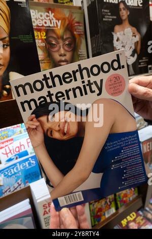 Barnes & Noble Booksellers on Fifth Avenue in New York City bietet eine große Auswahl an Büchern und Zeitschriften, USA 2024 Stockfoto