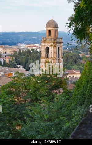 Perugoia, Italien. Blick von der Via delle Prome und Fortezza di Porta Sole auf die Kirche Santa Maria Nuova und ihren Glockenturm. Altstadt von Perugia. Stockfoto