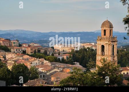 Perugoia, Italien. Blick von der Via delle Prome und Fortezza di Porta Sole auf die Kirche Santa Maria Nuova und ihren Glockenturm. Altstadt von Perugia. Stockfoto