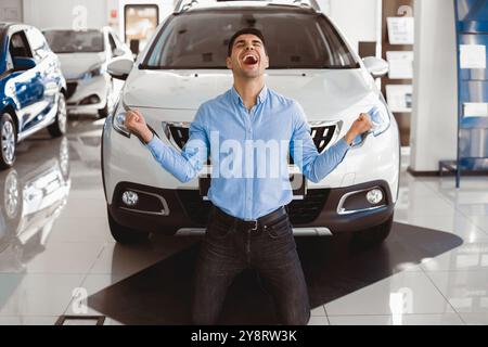 Aufgeregt Mann Schreien Schüttelnde Fäuste Kauf Neues Auto Stockfoto