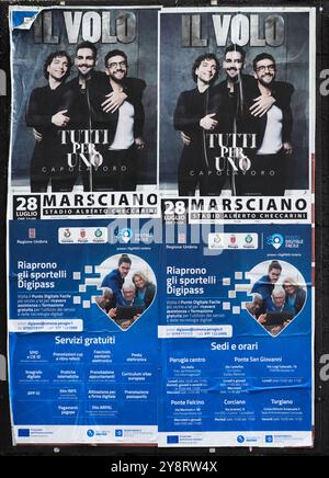 Große Werbeplakate im Freien während des Umbria Jazz Festivals 2024 in Perugia, Umbrien, Italien. Stockfoto