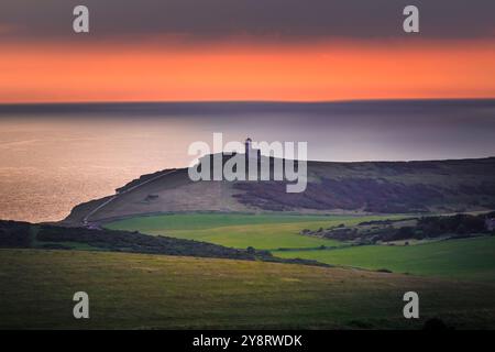 Der alte Leuchtturm Belle Tout an den Klippen der E. Sussex South Downs bei Sonnenuntergang. Stockfoto