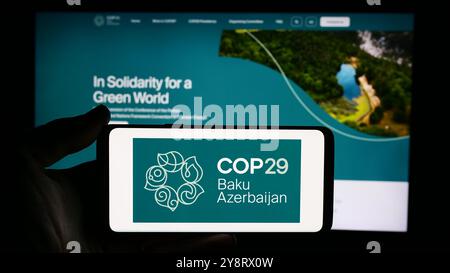 Deutschland. Juni 2024. Auf dieser Fotoabbildung hält eine Person ein Handy mit dem Logo der UN-Klimakonferenz 2024 COP29 vor der Webseite. (Credit Image: © Timon Schneider/SOPA Images via ZUMA Press Wire) NUR REDAKTIONELLE VERWENDUNG! Nicht für kommerzielle ZWECKE! Stockfoto