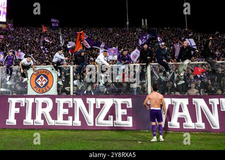 Firenze, Italien. Oktober 2024. Fiorentina-Fans feiern am 6. Oktober 2024 im Artemio Franchi-Stadion in Florenz (Italien) das Fußballspiel der Serie A zwischen ACF Fiorentina und AC Milan. Quelle: Insidefoto di andrea staccioli/Alamy Live News Stockfoto