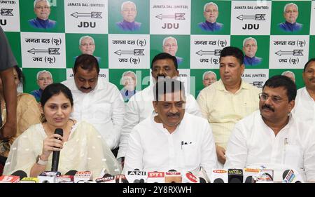 Patna, Indien. Oktober 2024. PATNA, INDIEN - 6. OKTOBER: Dr. Ikra Ali Khan, Tochter des ehemaligen Bihar-Ministers Shahid Ali Khan, hielt an einer Pressekonferenz, nachdem sie sich Janata Dal United während Mailand Samaroh im Büro der JDU am 6. Oktober 2024 in Patna, Indien, angeschlossen hatte. (Foto: Santosh Kumar/Hindustan Times/SIPA USA) Credit: SIPA USA/Alamy Live News Stockfoto