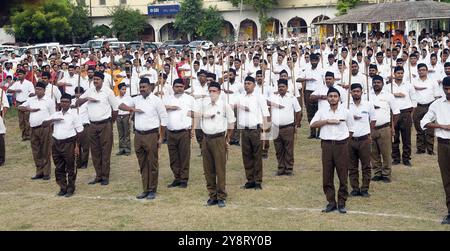 Patna, Indien. Oktober 2024. PATNA, INDIEN - 6. OKTOBER: Rashtriya Swayamsevak Sangh (RSS) Freiwillige während der Vijayadashmi Utsav in Shakha Maidan am 6. Oktober 2024 in Patna, Indien. (Foto: Santosh Kumar/Hindustan Times/SIPA USA) Credit: SIPA USA/Alamy Live News Stockfoto