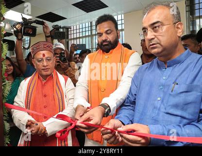 Patna, Indien. Oktober 2024. PATNA, INDIEN - 6. OKTOBER: Bihar Stellvertretende Ministerpräsidenten Samrat Choudhary, Vijay Sinha und Bihar Gesundheitsminister Mangal Pandey eröffneten am 6. Oktober 2024 in Patna, Indien das Impflager für Gebärmutterhalskrebs bei IGIMS. (Foto: Santosh Kumar/Hindustan Times/SIPA USA) Credit: SIPA USA/Alamy Live News Stockfoto