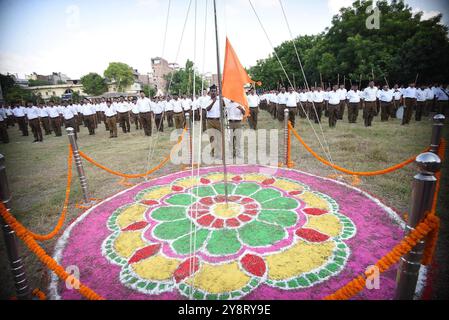 Patna, Indien. Oktober 2024. PATNA, INDIEN - 6. OKTOBER: Rashtriya Swayamsevak Sangh (RSS) Freiwillige während der Vijayadashmi Utsav in Shakha Maidan am 6. Oktober 2024 in Patna, Indien. (Foto: Santosh Kumar/Hindustan Times/SIPA USA) Credit: SIPA USA/Alamy Live News Stockfoto