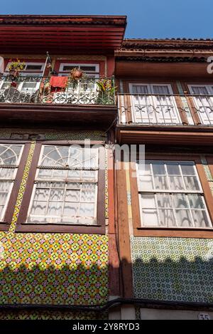 Traditionelle Hausfassade mit Keramikfliesen und Balkonen in Viana do Castelo, Portugal Stockfoto