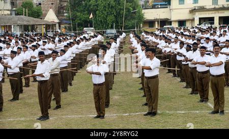 Patna, Indien. Oktober 2024. PATNA, INDIEN - 6. OKTOBER: Rashtriya Swayamsevak Sangh (RSS) Freiwillige während der Vijayadashmi Utsav in Shakha Maidan am 6. Oktober 2024 in Patna, Indien. (Foto: Santosh Kumar/Hindustan Times/SIPA USA) Credit: SIPA USA/Alamy Live News Stockfoto