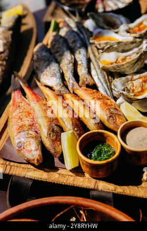 Gegrillter Fisch mit frischen Austern, perfekt für Meeresfrüchte- und Gourmetküche Stockfoto