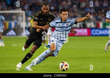 Kansas City, Kansas, USA. Oktober 2024. Sporting KC Stürmer DANIEL SALLOI #10 (blau) steht in der zweiten Spielhälfte im Children's Mercy Park in Kansas City gegen den LAFC-Verteidiger MARLON SANTOS #5. (Kreditbild: © Serena S.Y. Hsu/ZUMA Press Wire) NUR REDAKTIONELLE VERWENDUNG! Nicht für kommerzielle ZWECKE! Stockfoto