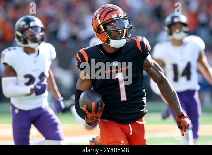 Cincinnati, Usa. Oktober 2024. Cincinnati Bengals breiter Spieler Ja'Marr Chase (1) führt den Fußball für den Touchdown gegen die Baltimore Ravens während der zweiten Spielhälfte im Paycor Stadium am Sonntag, den 6. Oktober 2024, in Cincinnati, Ohio. Foto von John Sommers II/UPI Credit: UPI/Alamy Live News Stockfoto