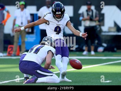 Cincinnati, Usa. Oktober 2024. Der Baltimore Ravens Kicker Justin Tucker (9) schlägt am Sonntag, den 6. Oktober 2024, in Cincinnati, Ohio, im Überstundenspiel gegen die Cincinnati Bengals im Paycor Stadium das Tor. Foto von John Sommers II/UPI Credit: UPI/Alamy Live News Stockfoto