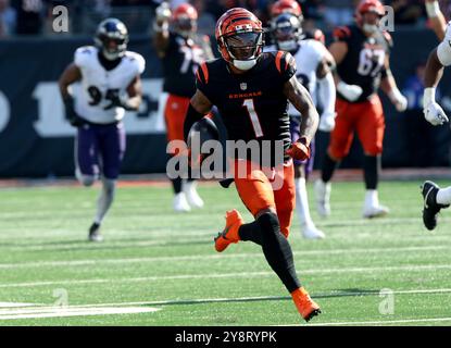 Cincinnati, Usa. Oktober 2024. Cincinnati Bengals breiter Spieler Ja'Marr Chase (1) führt den Fußball für den Touchdown gegen die Baltimore Ravens während der zweiten Spielhälfte im Paycor Stadium am Sonntag, den 6. Oktober 2024, in Cincinnati, Ohio. Foto von John Sommers II/UPI Credit: UPI/Alamy Live News Stockfoto