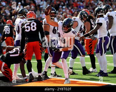 Cincinnati, Usa. Oktober 2024. Baltimore Ravens Tight End Charlie Kolar (88) feiert seinen Touchdown-Lauf gegen die Cincinnati Bengals während der zweiten Spielhälfte im Paycor Stadium am Sonntag, den 6. Oktober 2024, in Cincinnati, Ohio. Foto von John Sommers II/UPI Credit: UPI/Alamy Live News Stockfoto