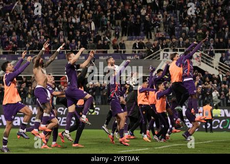 Florenz, Italien. Oktober 2024. Die Spieler von Fiorentina feiern den Sieg am Ende des Spiels der Serie A Enilive 2024/2025 zwischen Fiorentina und Mailand - Serie A Enilive im Artemio Franchi Stadion - Sport, Fußball - Florenz, Italien - Sonntag, 6. Oktober 2024 (Foto: Massimo Paolone/LaPresse) Credit: LaPresse/Alamy Live News Stockfoto