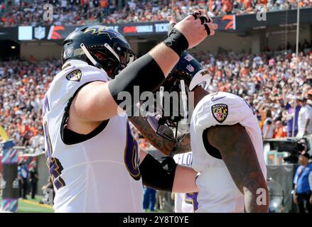 Cincinnati, Usa. Oktober 2024. Baltimore Ravens Wide Receiver Rashid Bateman (7) feiert seinen Touchdown mit Tyler LInderbaum (64) gegen die Cincinnati Bengals während der zweiten Spielhälfte im Paycor Stadium am Sonntag, den 6. Oktober 2024, in Cincinnati, Ohio. Foto von John Sommers II/UPI Credit: UPI/Alamy Live News Stockfoto