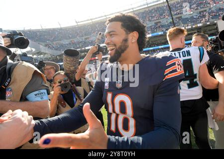 Chicago, Usa. Oktober 2024. Chicago Bears Quarterback Caleb Williams (18) feiert den Sieg der Bears 36-10 über die Carolina Panthers im Soldier Field in Chicago am Sonntag, den 6. Oktober 2024. Foto: Mark Black/UPI Credit: UPI/Alamy Live News Stockfoto