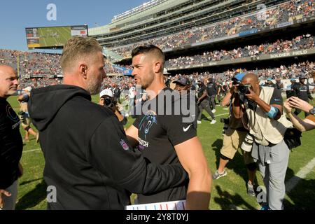 Chicago, Usa. Oktober 2024. Chicago Bears Head Coach Matt Eberflus begrüßt Carolina Panthers Head Coach Dave Canales nach dem Spiel im Soldier Field in Chicago am Sonntag, den 6. Oktober 2024. Die Bears besiegten die Panthers mit 36:10. Foto: Mark Black/UPI Credit: UPI/Alamy Live News Stockfoto