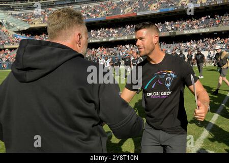 Chicago, Usa. Oktober 2024. Carolina Panthers Head Coach Dave Canales, links, begrüßt Chicago Bears Head Coach Matt Eberflus nach dem Spiel im Soldier Field in Chicago am Sonntag, den 6. Oktober 2024. Die Bears besiegten die Panthers mit 36:10. Foto: Mark Black/UPI Credit: UPI/Alamy Live News Stockfoto