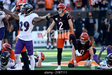 Cincinnati, Usa. Oktober 2024. Cincinnati Bengals Kicker Evan McPherson (2) reagiert auf sein verpasstes Feldtor, das das Spiel für die Bengals im Überstundenspiel gegen die Baltimore Ravens im Paycor Stadium am Sonntag, den 6. Oktober 2024 in Cincinnati, Ohio, gewonnen hätte. Foto von John Sommers II/UPI Credit: UPI/Alamy Live News Stockfoto