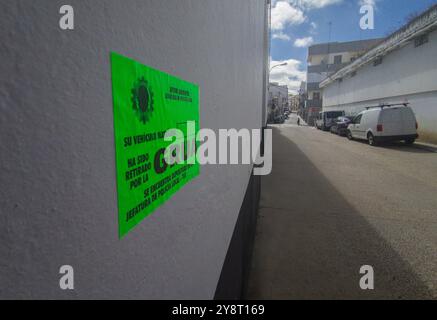 Fahrzeug, das mit einem Abschleppwagen entfernt wurde, weil es in einem verbotenen Bereich geparkt wurde. Sichtbarer Aufkleber an der Wand. Kleine spanische Stadt Stockfoto