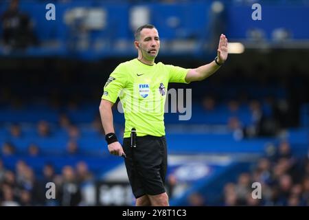 London, Großbritannien. Oktober 2024. Der Schiedsrichter Chris Kavanagh gibt während des Premier League-Spiels zwischen Chelsea und Nottingham Forest in Stamford Bridge, London, am Sonntag, den 6. Oktober 2024. (Foto: Jon Hobley | MI News) Credit: MI News & Sport /Alamy Live News Stockfoto