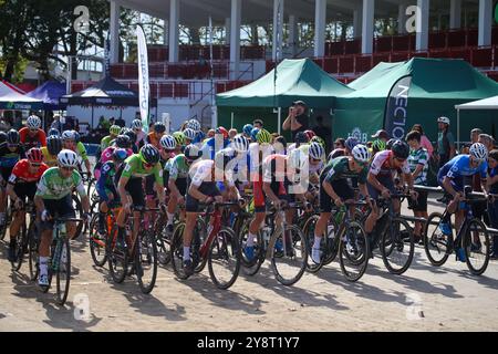 Gijón, Spanien, 06. Oktober 2024: Beginn des Rennens während des Elite- und U23-Rennens der XIV Villa de Gijón Trophy am 06. Oktober 2024 in Gijón, Spanien. Quelle: Alberto Brevers / Alamy Live News. Stockfoto