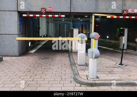 Barriere am Parkplatzausgang eines Gebäudes. Blick auf eine Autobarriere am Eingang eines Gebäudes. Stockfoto