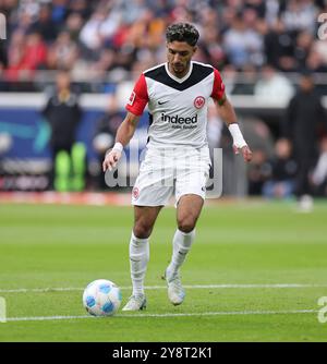 Frankfurt Am Main, Deutschland. Oktober 2024. 06.10.2024, Fussball Bundesliga, Eintracht Frankfurt - FC Bayern München, emonline, emspor, v.l., Omar Marmoush (Eintracht Frankfurt) DFL/DFB-VORSCHRIFTEN VERBIETEN DIE VERWENDUNG VON FOTOGRAFIEN ALS BILDSEQUENZEN UND/ODER QUASI-VIDEO. Xdcx Credit: dpa/Alamy Live News Stockfoto