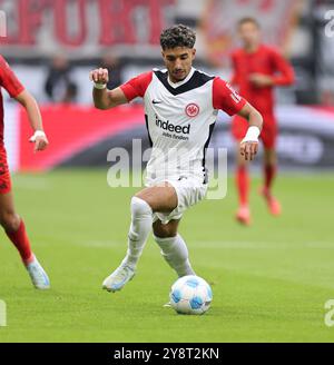 Frankfurt Am Main, Deutschland. Oktober 2024. 06.10.2024, Fussball Bundesliga, Eintracht Frankfurt - FC Bayern München, emonline, emspor, v.l., Omar Marmoush (Eintracht Frankfurt) DFL/DFB-VORSCHRIFTEN VERBIETEN DIE VERWENDUNG VON FOTOGRAFIEN ALS BILDSEQUENZEN UND/ODER QUASI-VIDEO. Xdcx Credit: dpa/Alamy Live News Stockfoto