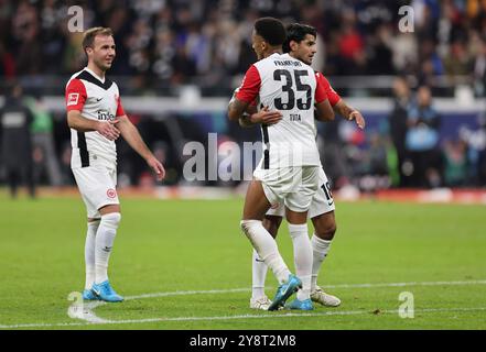Frankfurt Am Main, Deutschland. Oktober 2024. 06.10.2024, Fussball-Bundesliga, Eintracht Frankfurt - FC Bayern München, emonline, emspor, v.l., Mario Götze (Eintracht Frankfurt), Tuta Lucas Silva Melo (Eintracht Frankfurt), Mahmoud Dahoud (Eintracht Frankfurt) DFL/DFB-VORSCHRIFTEN VERBIETEN JEDE VERWENDUNG VON FOTOGRAFIEN ALS BILDSEQUENZEN UND/ODER QUASI-VIDEO. Xdcx Credit: dpa/Alamy Live News Stockfoto
