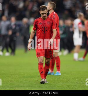 Frankfurt Am Main, Deutschland. Oktober 2024. 06.10.2024, Fussball Bundesliga, Eintracht Frankfurt - FC Bayern München, emonline, emspor, v.l., Joshua Kimmich (FC Bayern München) DFL/DFB-VORSCHRIFTEN VERBIETEN DIE VERWENDUNG VON FOTOGRAFIEN ALS BILDSEQUENZEN UND/ODER QUASI-VIDEO. Xdcx Credit: dpa/Alamy Live News Stockfoto