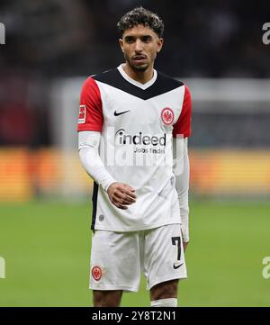 Frankfurt Am Main, Deutschland. Oktober 2024. 06.10.2024, Fussball Bundesliga, Eintracht Frankfurt - FC Bayern München, emonline, emspor, v.l., Omar Marmoush (Eintracht Frankfurt) DFL/DFB-VORSCHRIFTEN VERBIETEN DIE VERWENDUNG VON FOTOGRAFIEN ALS BILDSEQUENZEN UND/ODER QUASI-VIDEO. Xdcx Credit: dpa/Alamy Live News Stockfoto