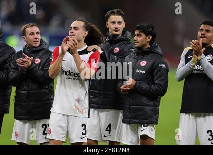 Frankfurt Am Main, Deutschland. Oktober 2024. 06.10.2024, Fussball Bundesliga, Eintracht Frankfurt - FC Bayern München, emonline, emspor, v.l., Arthur Theate (Eintracht Frankfurt), Robin Koch (Eintracht Frankfurt) DFL/DFB-VORSCHRIFTEN VERBIETEN JEDE VERWENDUNG VON FOTOGRAFIEN ALS BILDSEQUENZEN UND/ODER QUASI-VIDEO. Xdcx Credit: dpa/Alamy Live News Stockfoto